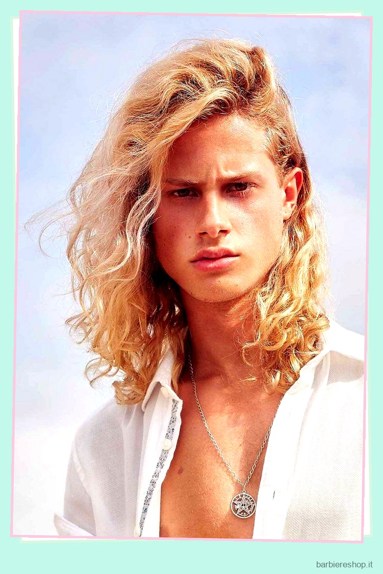 Capelli da surfista per gli uomini: 25 acconciature iconiche con i capelli mossi 9