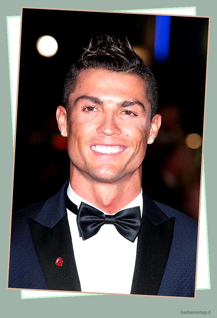 Idee per i tagli di capelli di Cristiano Ronaldo: Acconciare i capelli come una stella del calcio 14