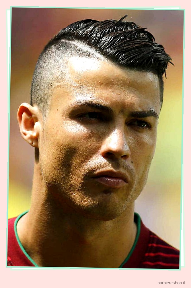Idee per i tagli di capelli di Cristiano Ronaldo: Acconciare i capelli come una stella del calcio 15