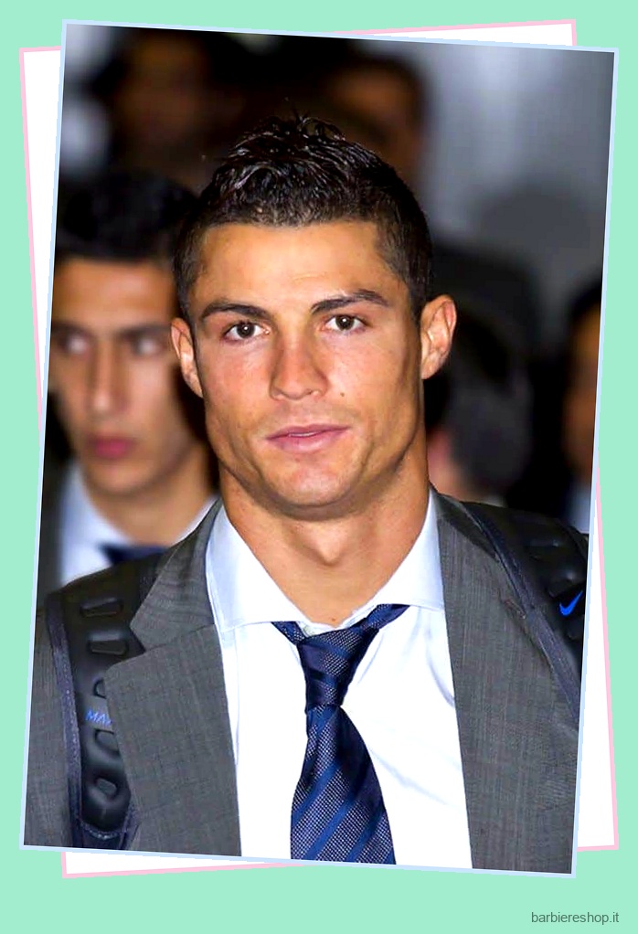 Idee per i tagli di capelli di Cristiano Ronaldo: Acconciare i capelli come una stella del calcio 17