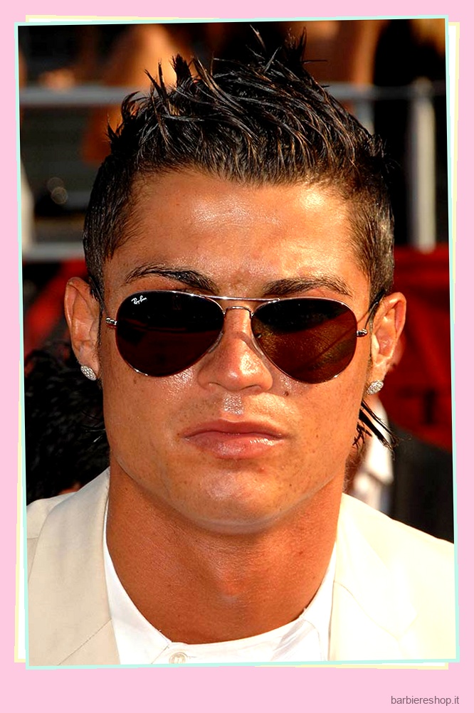 Idee per i tagli di capelli di Cristiano Ronaldo: Acconciare i capelli come una stella del calcio 19
