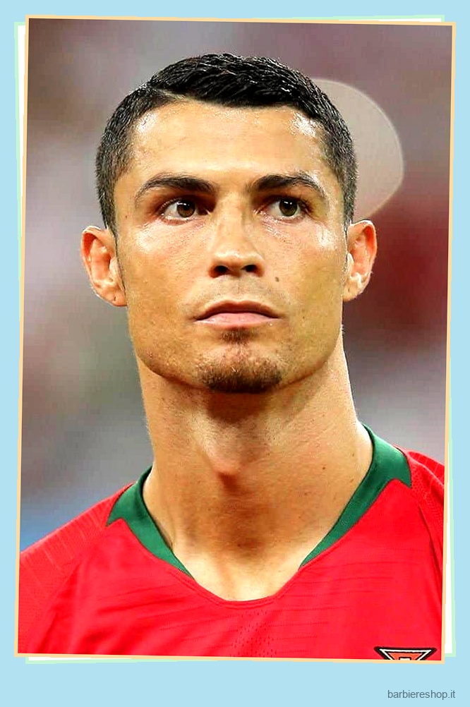 Idee per i tagli di capelli di Cristiano Ronaldo: Acconciare i capelli come una stella del calcio 9