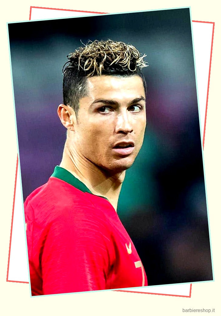Idee per i tagli di capelli di Cristiano Ronaldo: Acconciare i capelli come una stella del calcio 11